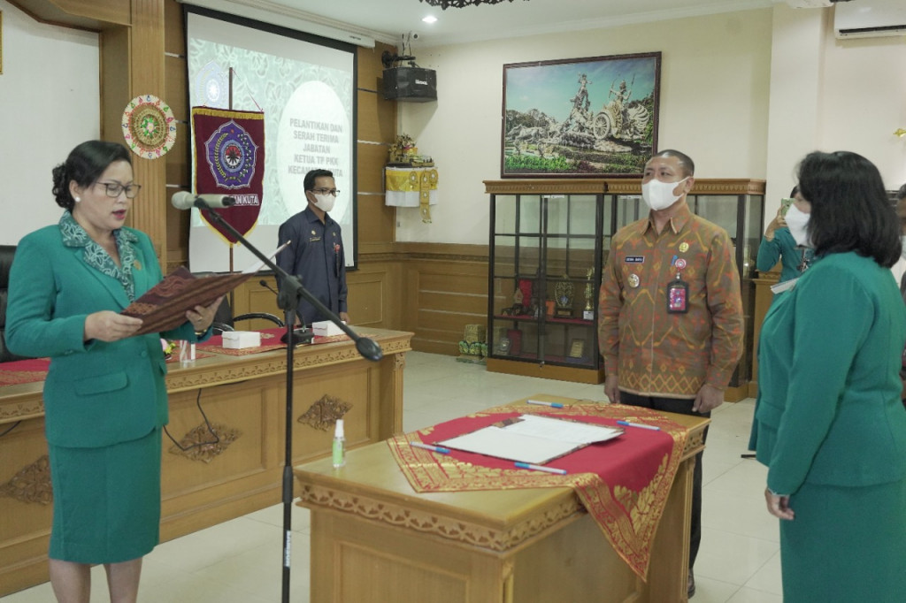 Ny. Seniasih Giri Prasta Lantik Ketua TP PKK Kecamatan Kuta